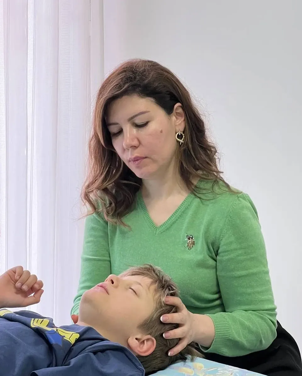 Dr. Elfanə Süleymanova uşaqda kranial osteopatiya texnikası tətbiq edir